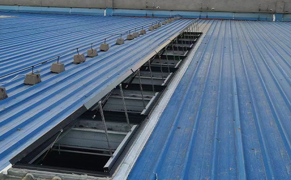 某城市大型商业综合体中庭嘉峪关排烟窗工程